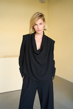 Nami siyah drape yaka bluz model üzerinde ön görünüm