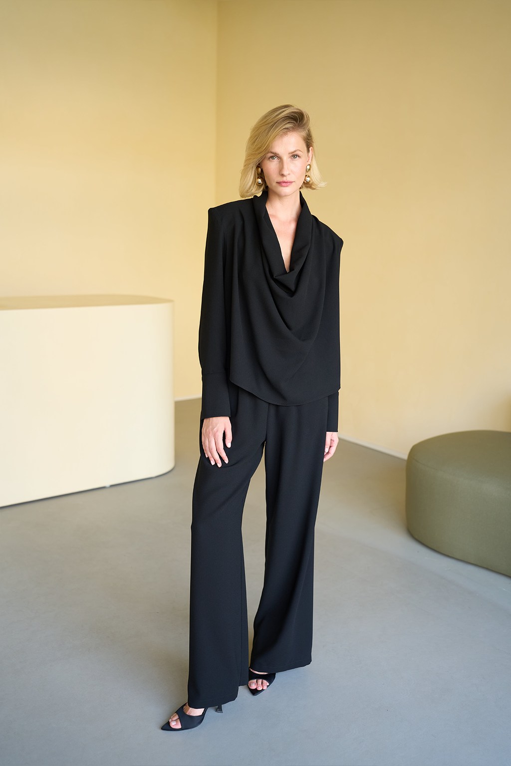 Atelier Aliz Nami siyah bluz model üzerinde boydan görünüm